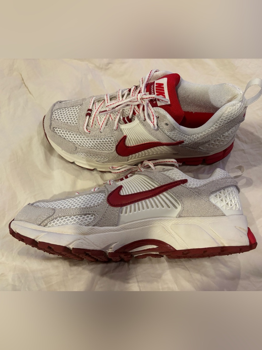 Nike Vomero 5 SE red and white 
Kids size 6.5. Fits like women's 8